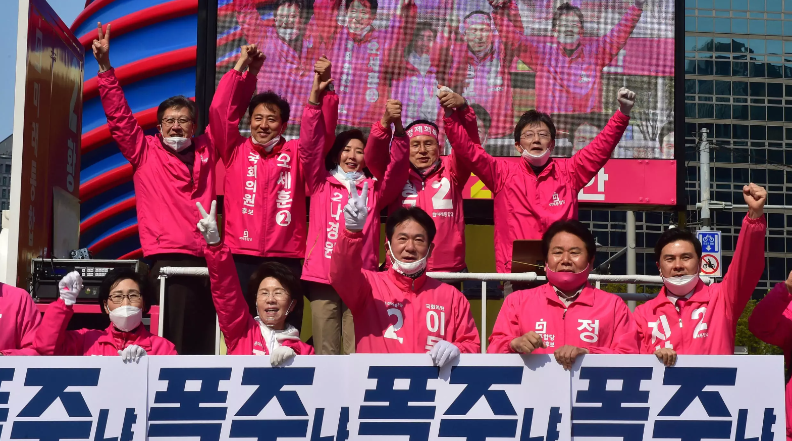  Hwang Kyo-ahn, del Partido del Futuro Unido de Corea del Sur, habla durante un mitin de campaña en Seúl, Corea del Sur, el 12 de abril de 2020. © Kim Chul-Soo / EFE 